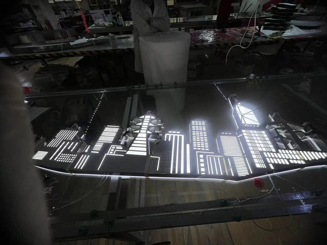 廣告人視角 發(fā)光字工廠實(shí)拍與動(dòng)漫設(shè)計(jì)的創(chuàng)新融合